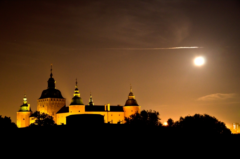 3926385-moonlight-over-old-castle